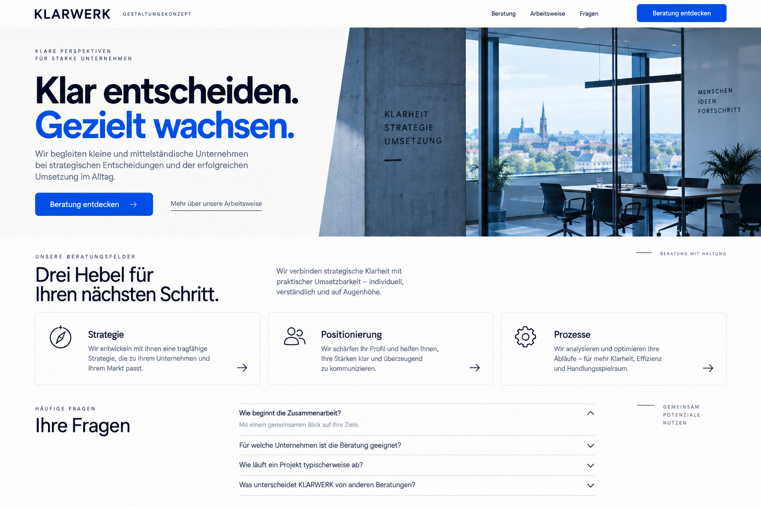 Beratungswebsite mit Leistungskarten und einer geöffneten häufigen Frage